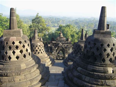  Architectural Heritage of Indonesia: A Journey through Time and Space!  Discover forgotten wonders amidst sprawling tropical landscapes, and relive the architectural ingenuity of bygone eras!